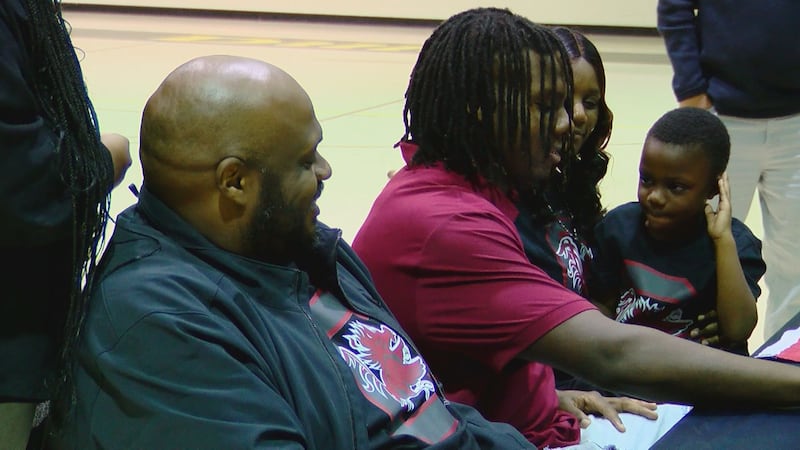 Josiah Thompson commits to South Carolina